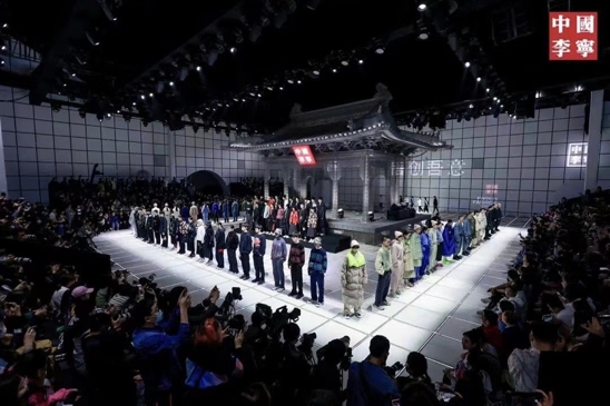 九号电动与李宁设计限量定制款新车“反伍”、“绝影”张扬亮相郑州
