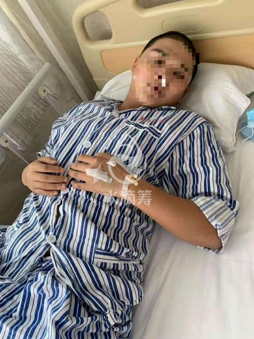 白血病男子心如死灰，年迈母亲含泪照顾，水滴筹为爱撑起保护伞